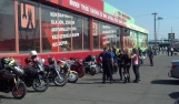 majd nézegették a motorokat
