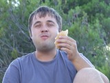 Szilárd reggelizik.