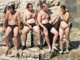 Taktikai értekezlet ugrás után a sziklán.