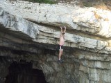 ...feltartott karjaival jelezve, hogy megadja magát a gravitációnak.