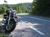 Szándákosan nem az autópályán utaztunk, Zágráb után letértünk a régi útra. A kanyarokkal tûzdelt útvonal felejthetetlen motoros élményt nyújtott.