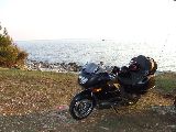 Megérkeztünk a tengerpartra. A BMW túragõzös beleillik a háttérbe.