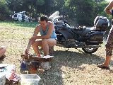 Csaba különleges reggelit próbál készíteni magának. Mi csak néztünk csodálkozva.