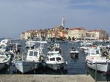 Rovinj kikötõje és az óváros látképe.