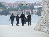 Ez már Porec. Szilvia nem túlzott óvatosságból visel bukót, hanem mert szemerkélni kezdett az esõ.