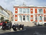Porecben okosan használják ki a helyet. Itt egy körforgalom közepén kialakított parkoló motorkerékpárok számára.