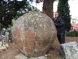 Szilárd éppen befõzéshez való edényt keres. Lebeszéltük errõl a darabról, hisz a Sporin úgysem tudja hazavinni!
