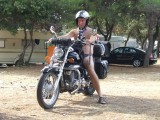 A pulai kempingbe Zoli érkezett meg legelõször, pedig útközben elszakadt a csapattól és egy ideig õt kerestük. Mire mi megérkeztünk, õ már elegáns strandmotoros-ruházatban fogadott minket.