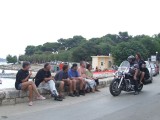 János és Szilvia motorral indulnak a városba, mi többiek gyalogszerrel...