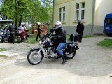 De Zoli pillanatok alatt motorjára pattan.
