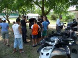 A fiúk közelebb mertek menni a motorokhoz