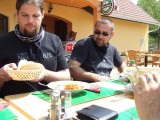 Tamás és Árpi nagy figyelemmel fordul az étek felé.