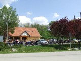 Nagytotál: motorok pihi, motorosok esznek.