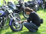Tamás ellenõrzi motorjának fékberendezését. Gondos!