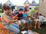 a lellei muzsikusok (Fixanita-hegedû, Mánuel-gitár, András-a lábával dobolt, Debóra-hegedû)