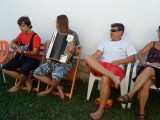 és kíséretük (Áron gitáron, Kristóf harmonikával)