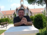 Péter a váci imaház elõtt.