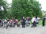 Motorok és motorosok a nógrádi vár tövében.