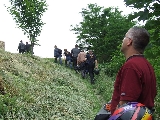 Sipi elhûlve nézi, hogy még milyen magasra kell felmásznunk.