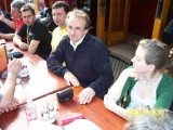 Zsaby szerencsés kimenetelû motorosbalesetét taglalja a hallgatóságnak.