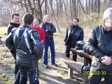 Motorosok beszélgetnek. Biztosan motorokról.