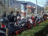 Motorok kikötve.