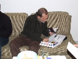 Kornél gondosan jegyzetel