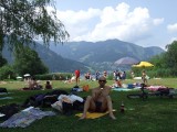 Odafelé megálltunk a Zeller See-nél. A nagy melegben jól esett egy kis fürdés a tóban.