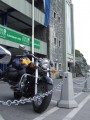 Autóknak obabenn, motoroknak idekinn van a parkolás.