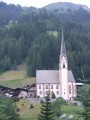 A templom pontosan a sátorral szemben lévõ hegyoldalon áll.