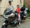 Jázminnak dübörgés nélkül tetszik csak a motor.