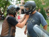 Kedvenc szakácsunk feje fõ a sisakkezelés miatt..mert indul a motoroztatás