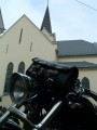 Motor a templomkertben...