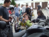 Csaba a BMW túramotor elõnyeit ismerteti.