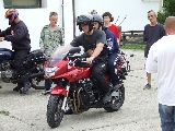 Száni és a legelsõ bátor vállalkozó motorozni indul.