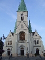 A templom fõbejárata.
