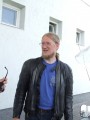 ... Szenttel, aki egyetértõen bólogat.
