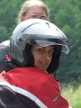 Mester és tanítványa. Szent a motorozás mûhelytitkait magyarázza Katinak.