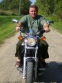 Péter a házigazda. A motoros ruházatot nem követendõ példaként mutatjuk be!