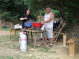 A legkorábban érkezõk közül Szalkópé segített Péternek a vacsora elkészítésében.