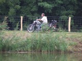 Zoli suhan a gáton a kis Suzukival...