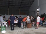 A délután eleredt esõ elõl Péter gépszínébe húzodtunk be. Itt készült a vacsora, amit szintén itt fogyasztottunk el.