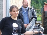 Anita (aki nemrég jött haza Írországból, mint az a pólójából is sejthetõ) és a háttérben Stone.
