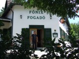...a Fõnix Fogadó elõtt. Péter vigyázó tekintetétõl kísérve bevonultunk elfogyasztani ebédünket.
