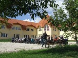 Az új épületben mûködik az iskola, a zeneiskola és a gyülekezeti alkalmaknak is helyet ad.