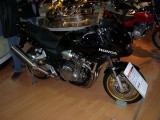 Fekete vagyok, felfalom a fényt akár, az utat. CB 1300S.