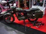Olivzöld lopakodó, alias Royal Enfield Army. Figyelem! A géppuskák szériában nem tartozékok!
