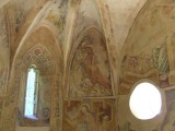 Korabeli falfestmények. A legtöbbje a nem éppen szakszerû restaurálások ellenére még ma is látható.