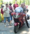 HeKo mögött Ildi, az egyik segítõ, aki évtizedes félelmeit legyõzve ült motorra. A mosoly önmagáért beszél!