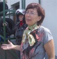 Juditta nem érti, miért kellene a motorosnak gyalogláshoz is sisak.
